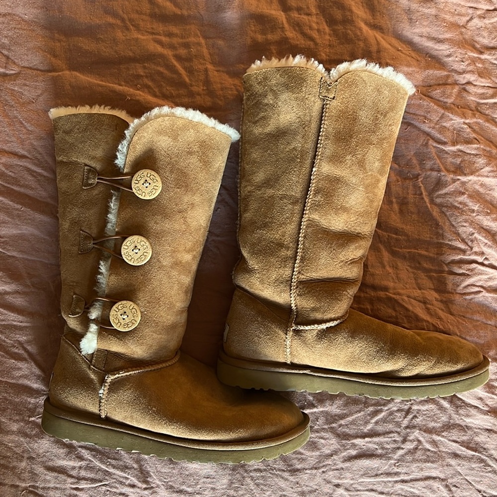 UGG Boots Bailey Suede Button Triplet in Chestnut